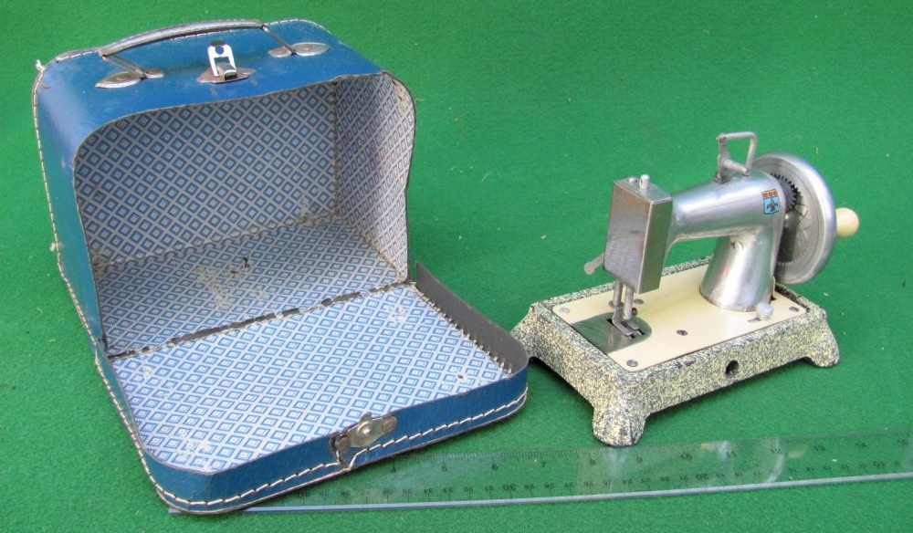 Rare Bogene Hand-E-Sewer Miniature Sewing Machine Western Germany